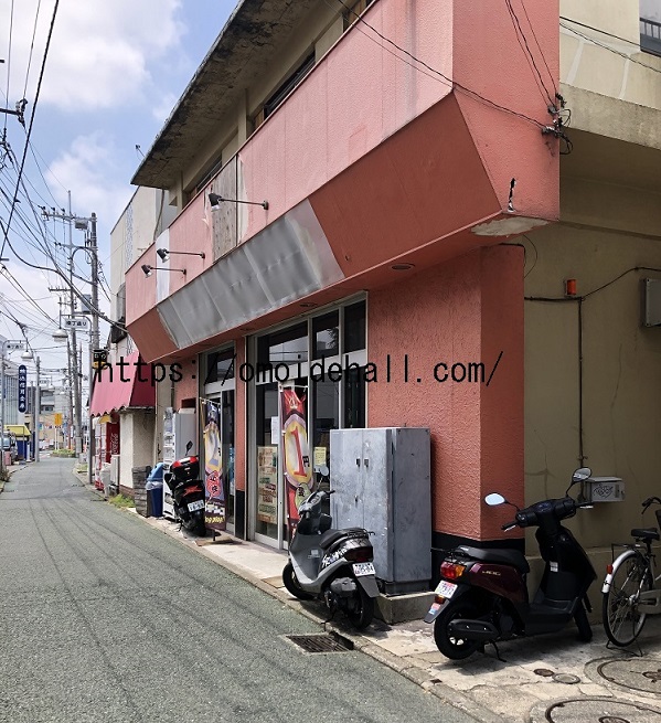 裏路地にあるレトロな店構え