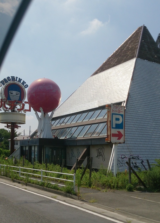 パチンコトーヨー上里店のミラミッドと女神像